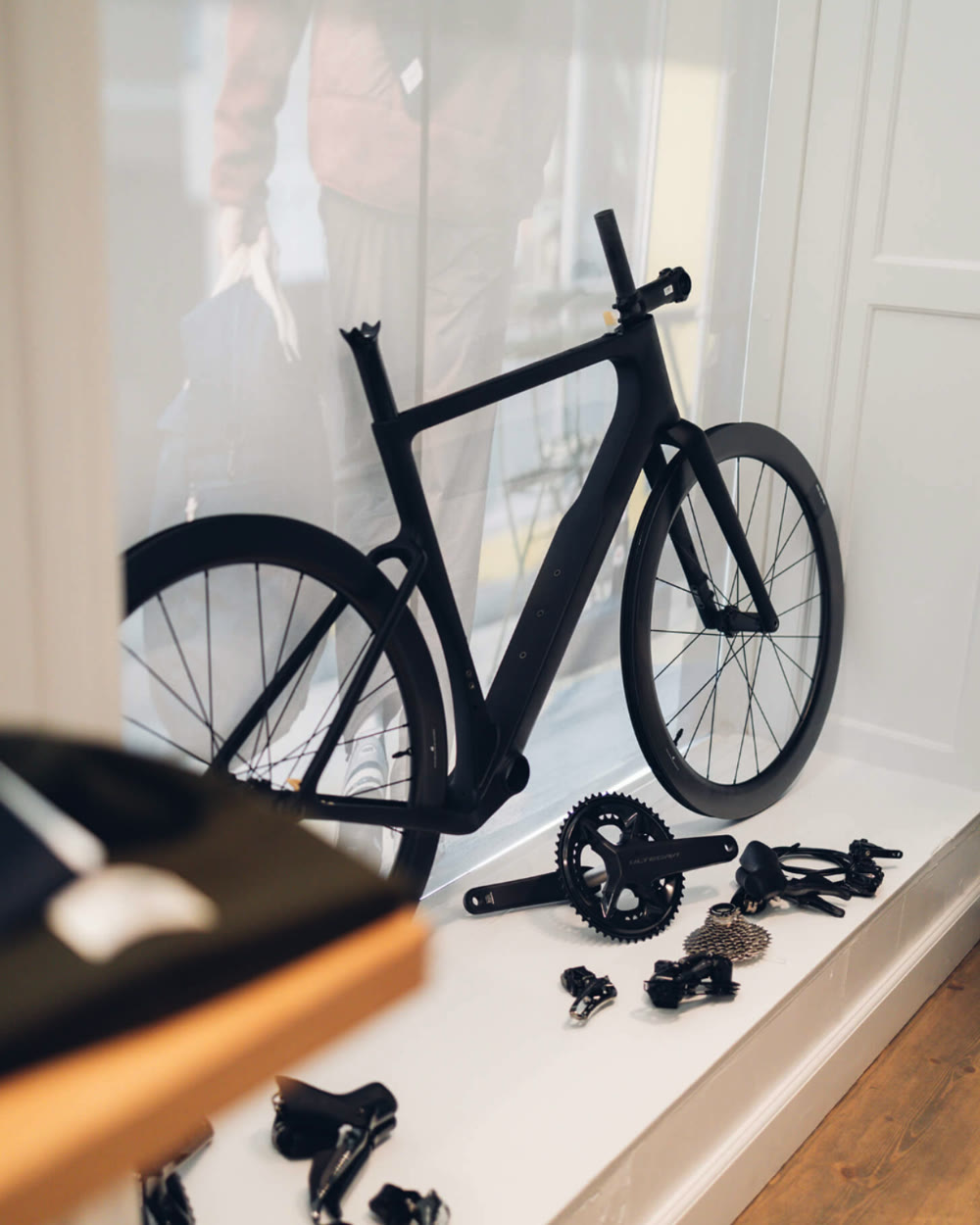 Racercykel og komponenter klar til samling i et cykelværksted
